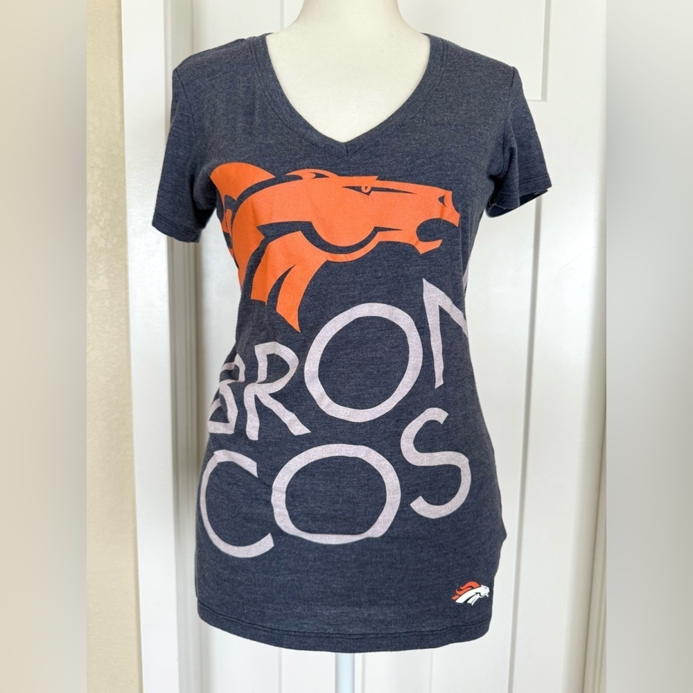 Nike NFL Team Apparel Denver Broncos Graphic V-Neck T-Shirt Small - Picture 1 of 6